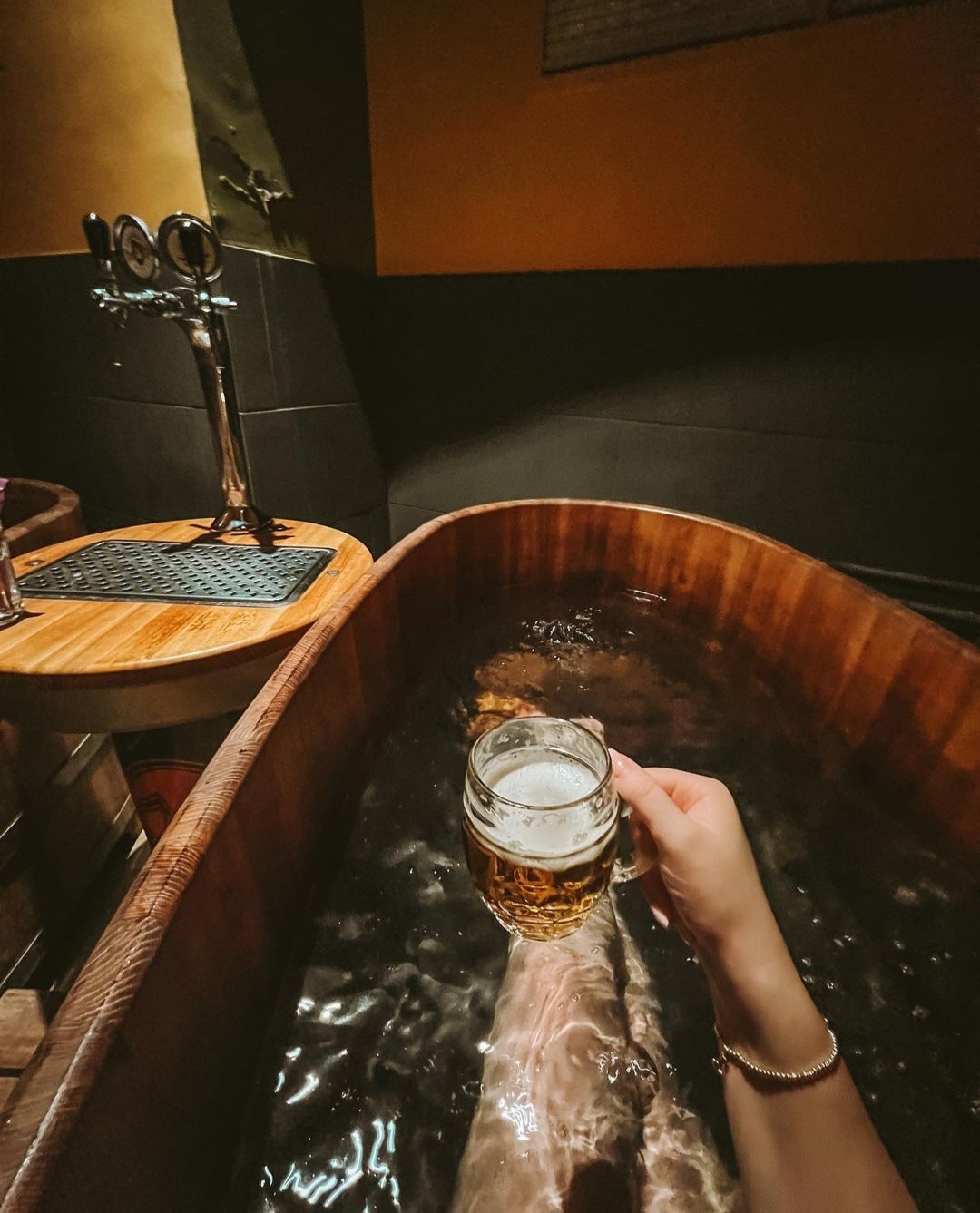 Na, ilyen az igazi habos szagos szórakozás! (Forrás: Thermal Beer Spa)