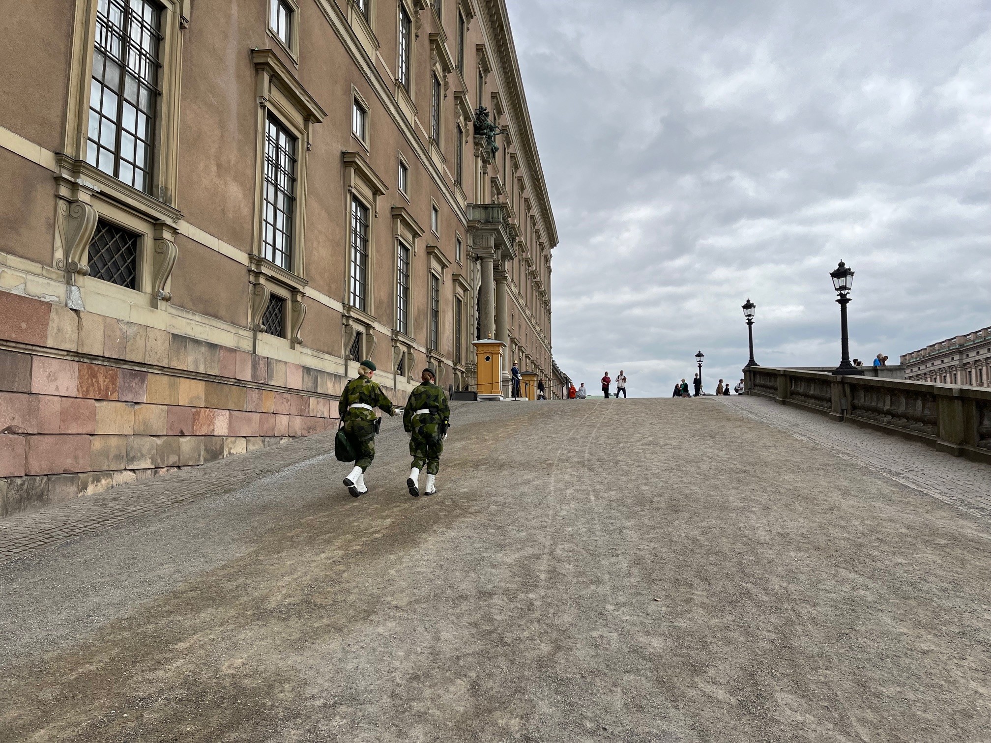 Elsőként a Gamla Stan nevű szigetre sétáltunk fel, előttünk két katonalánnyal. Itt magasodik az 1700-as évek első felében - egy tűzvész után beiktatott szünet miatt - fél évszázadig épült Királyi Palota. Hivatalosan ez a svéd uralkodó lakhelye, de valójában nem itt él, a 600 szobás ingatlan leginkább turistadísz