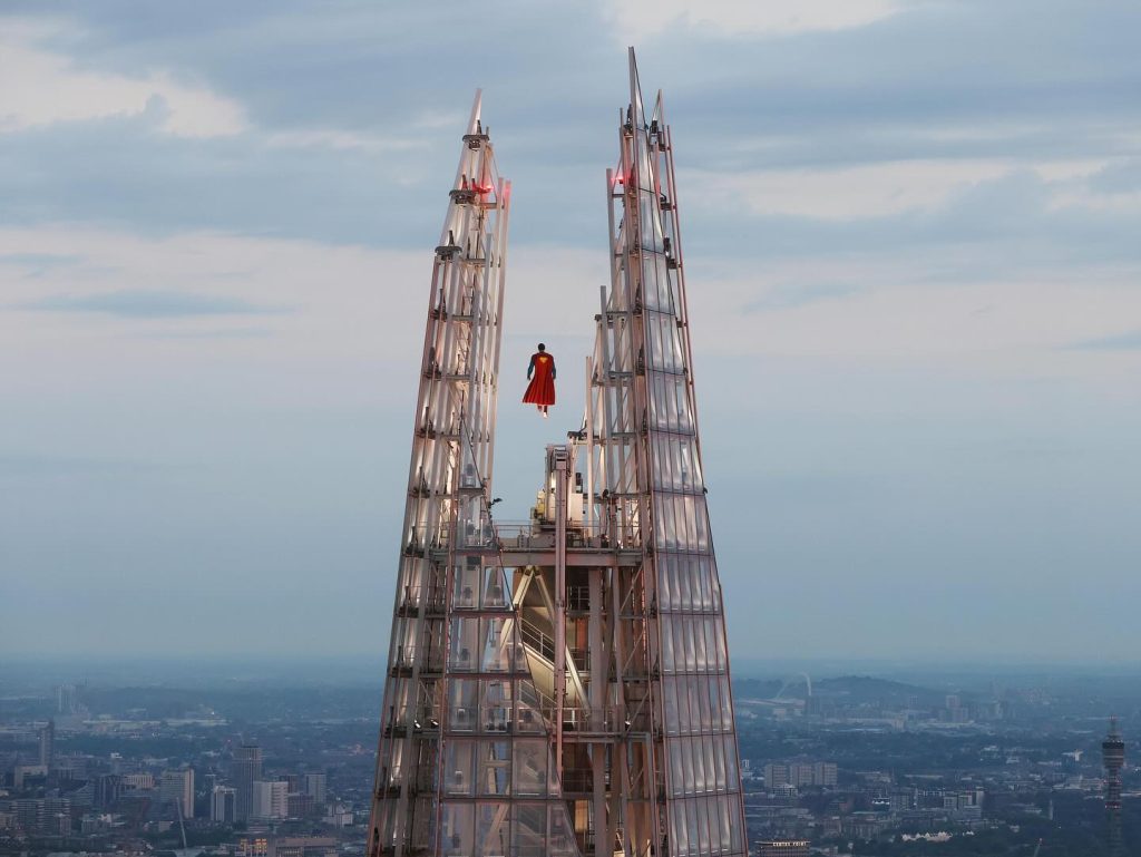 London felett jelent meg Superman, és ez teljesen komoly