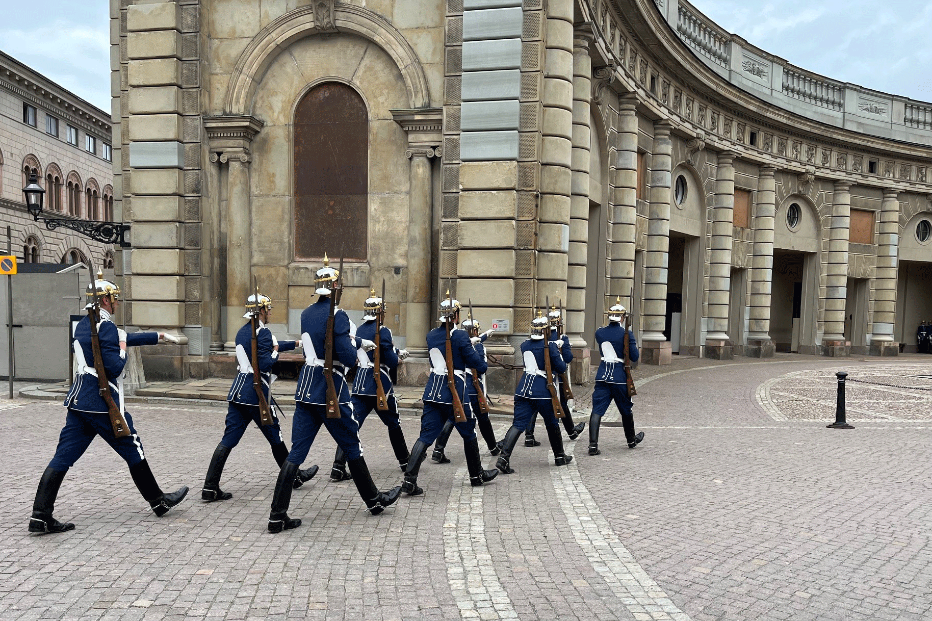 A palota kör alakú hatalmas udvarán eközben finom kis kordonok mögött gyülekezik a tömeg, nem véletlenül érkeztünk éppen most, éppen ide. Ebédidőben itt zajlik a világ egyik leglátványosabb őrségváltása. Már érkezik is a váltás gyalog