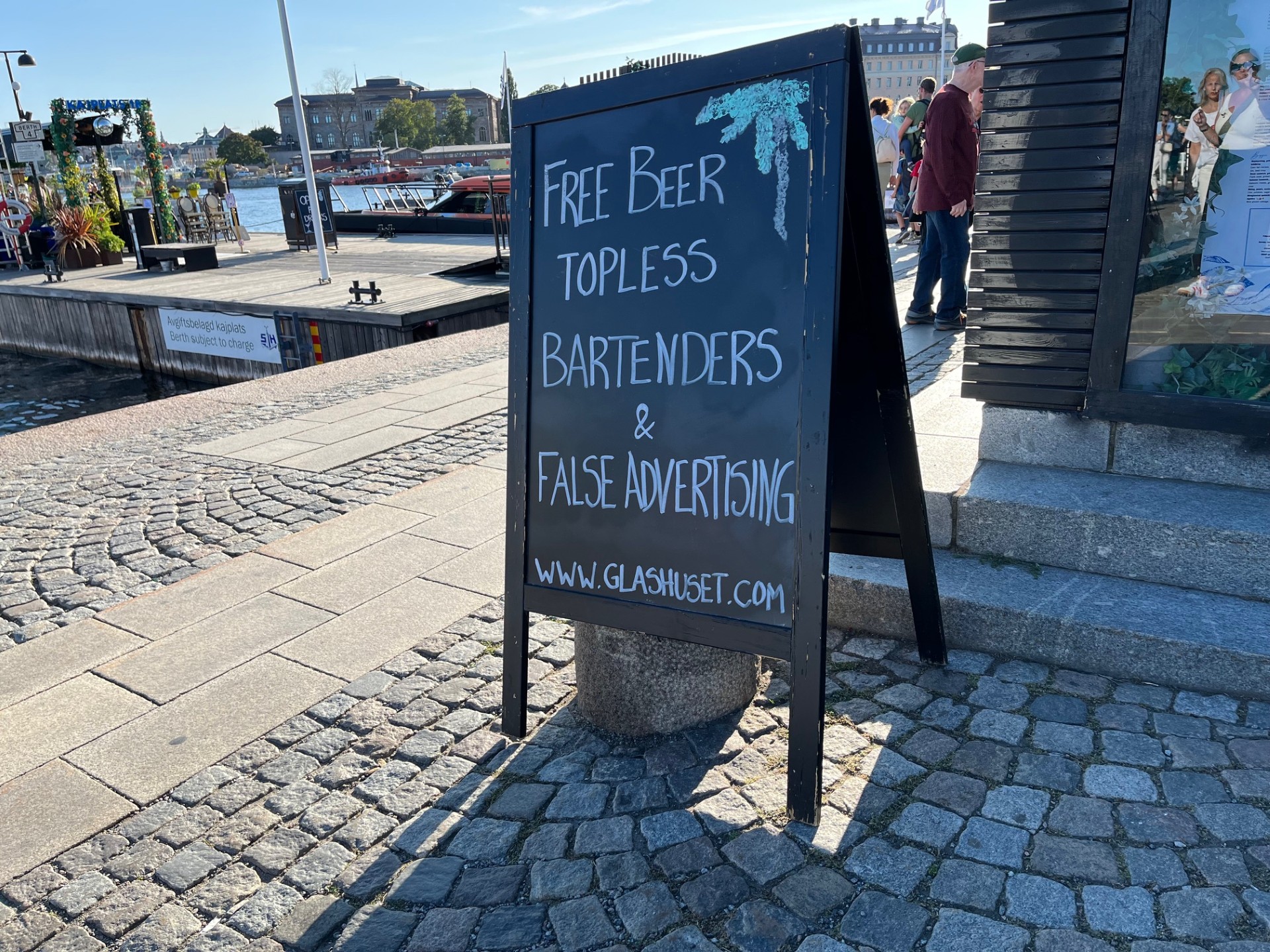 Ehhez nem kell angoltudás. Csak egy kis ötlet, erre megáll a turista és minimum elmosolyodik