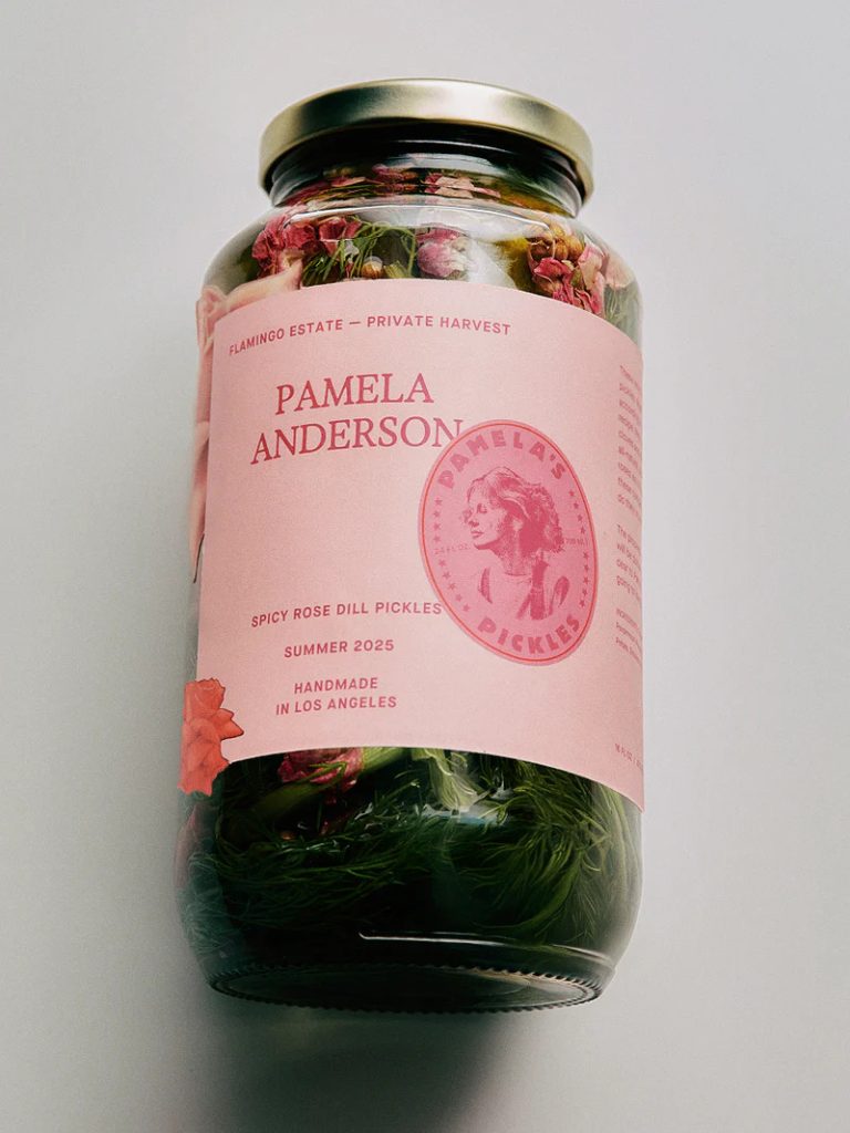 Pamela Anderson elkezdett uborkát árulni, és ez nem vicc