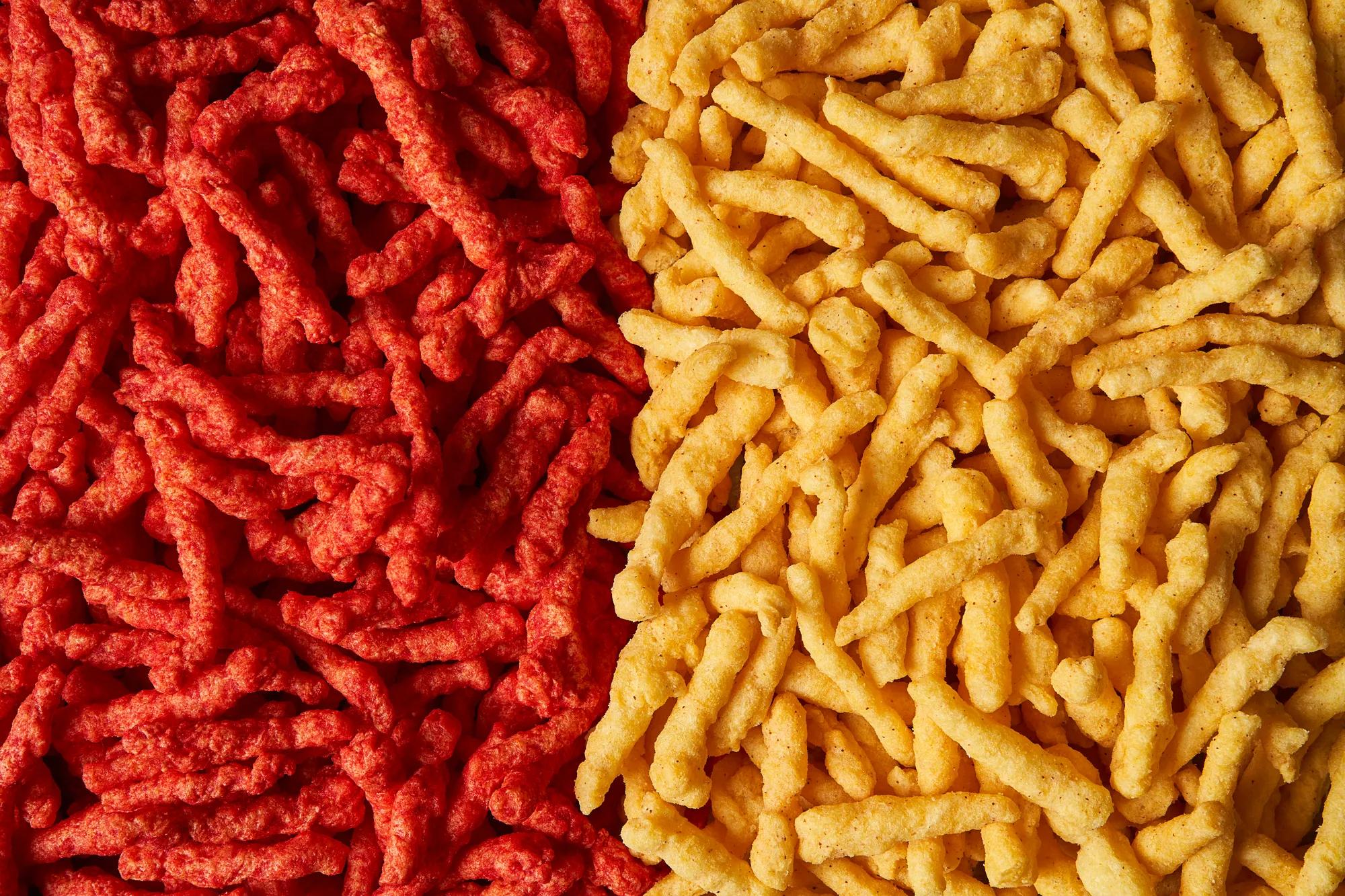 A színezett és a nem színezett Cheetos közötti különbség