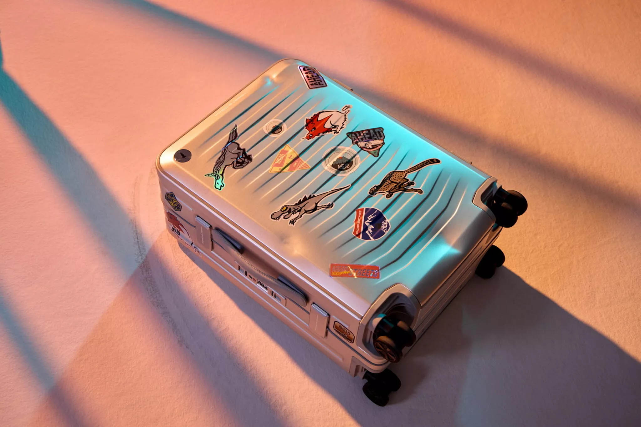 Porsche ajt&oacute;k csap&oacute;d&aacute;s&aacute;t id&eacute;ző bőr&ouml;nd&ouml;t terveztek a n&eacute;metek