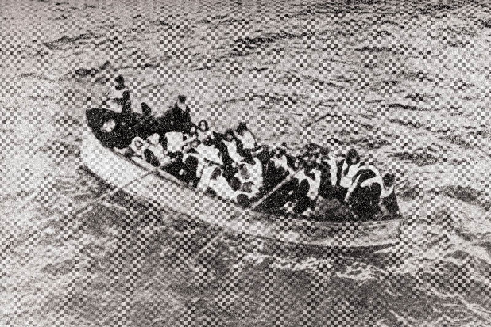 A Titanic egyik mentőcsónakja tart a Carpathia felé - az utasok számából láthartó, hogy nem a hírhedt 1-es számú példányról van szó (Kép: Universal History Archive/Universal Images Group via Getty Images)