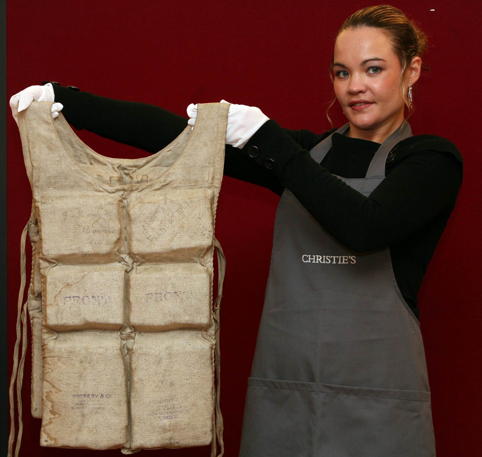 Francatelli mentőmellénye a korábbi, 2007-es árverésen (Kép: Matt Cardy/Getty Images)