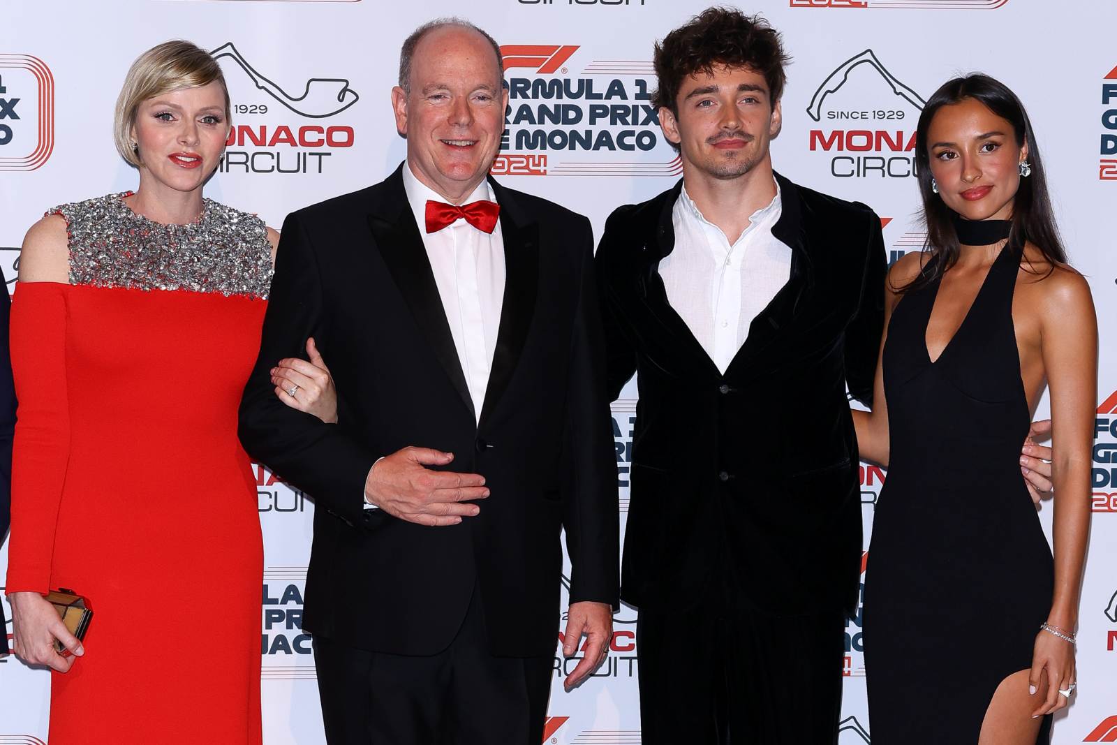 A monacói hercegi pár, Charlene hercegnő és II. Albert a hazai csillag, a ferraris Charles Leclerc és felesége, Alexandra Saint Mleux társaságában (Kép: Marc Piasecki/Getty Images)