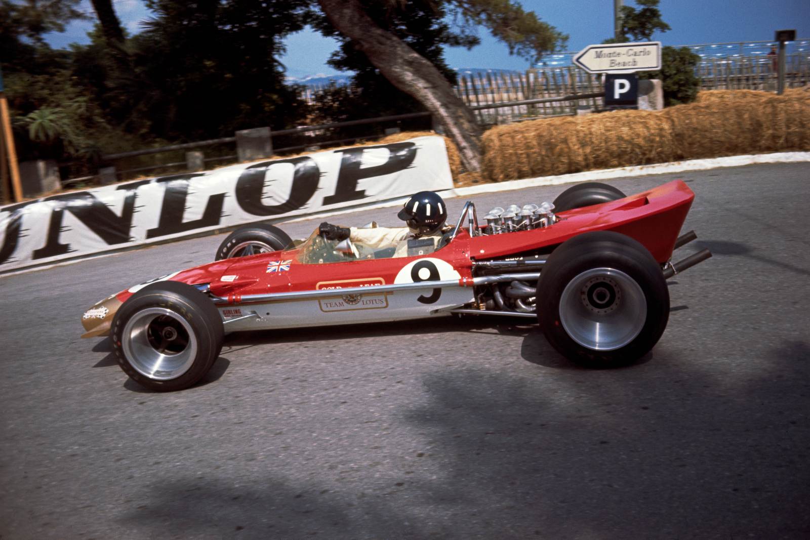 Mr. Monaco, azaz kétszeres F1-bajnok Graham Hill ötször győzött Monte-Carlo utcáin (a képen az 1968-as futamon), 1966-ban Indianapolisban, 1972-ben Le Mns-ban is nyrt - senki más nem érte el még ezt (Kép: Klemantaski Collection/Getty Images)