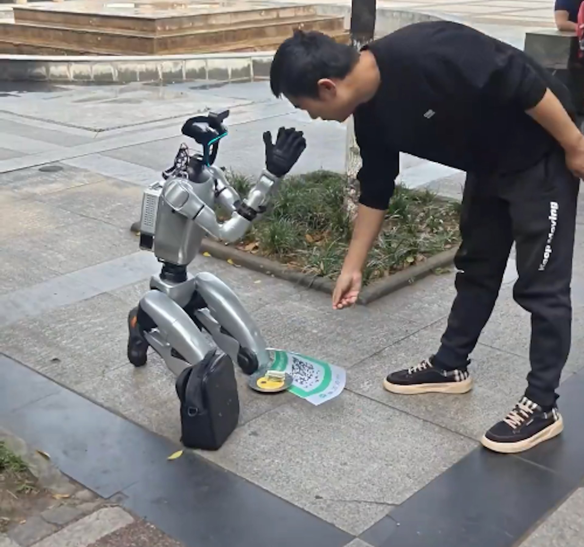 Döbbenet: kolduló robotok lepték el a kínai utcákat