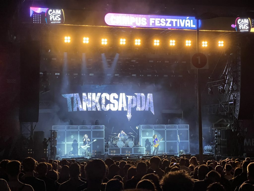 A Tankcsapda már kicsit rozsdásan, de lokálpatriótaként így is nélkülözhetetlen a Campusról. Az új szólógitáros, Vörös Attila jól működik a zenekarban, remekül szóltak a régi klasszikusok, amikre még mindig lehet nagyot bulizni. Viszont Attila átdolgozott szólói, és fiatalos lendulete nélkül nagy bajban lenne a zenekar. Lukács Laci és Fejes Tomi sajnos már csak árnyéka régi önmagának.